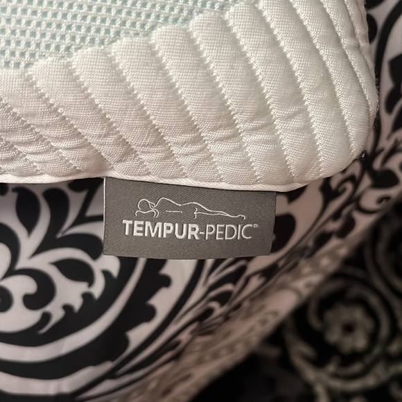 Tempur-pedic queen size TEMPUR-AdaptPro+ cooling pillow - Picture 3 of 5